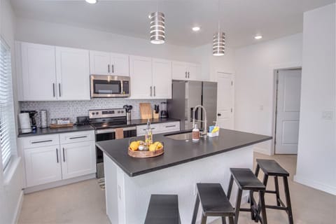 House | 3 bedrooms, desk
