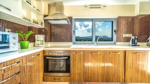 Villa Sirocco - The kitchen offers plenty of cooking equipment and pantry items.