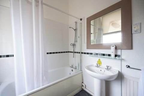 Mini Double | Bathroom | Shower, hair dryer, towels