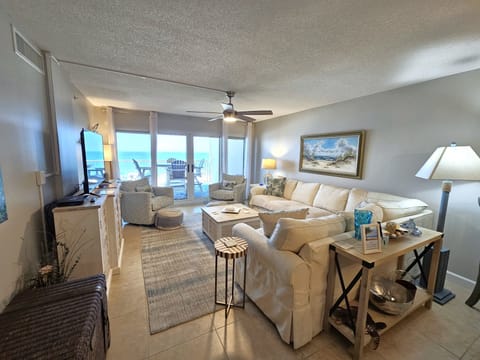 Living Area w/Gulf Front View