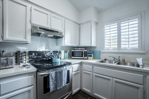 Fully Furnished Kitchen!