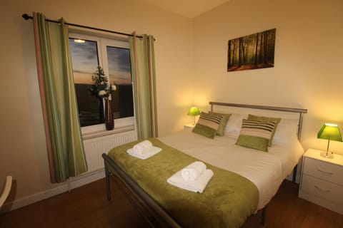4 bedrooms, premium bedding, desk, soundproofing