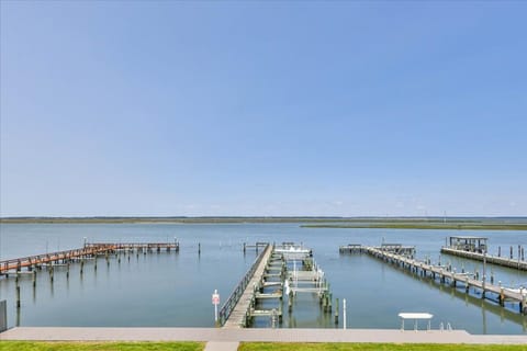 Welcome to Water's Edge perched on the Chincoteague Bay - Water Access and a Boat Slip!