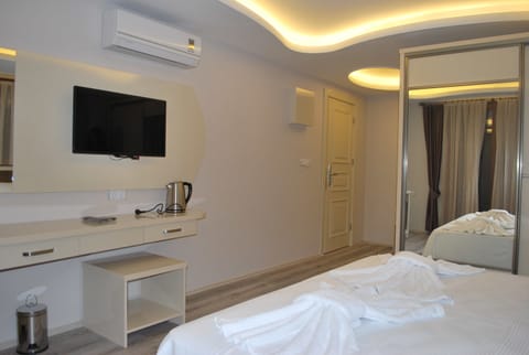Deluxe Double Room, 1 Double or 2 Twin Beds, Balcony | 1 bedroom, minibar, individually decorated, desk