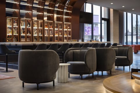 3 bars/lounges