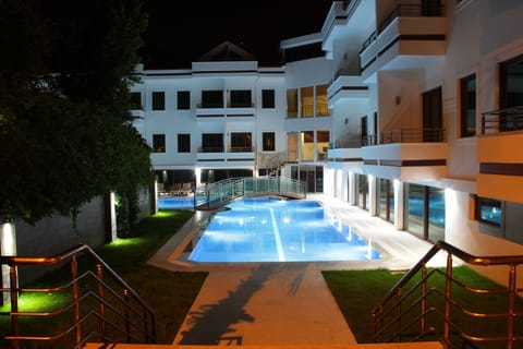 Outdoor pool, pool umbrellas, sun loungers