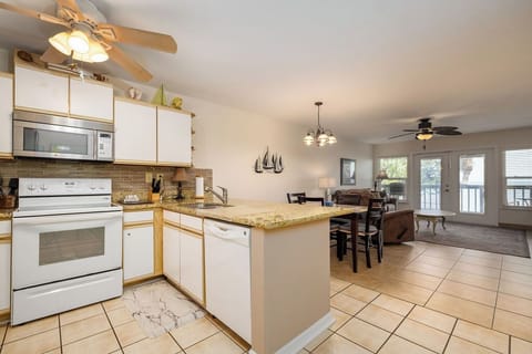 Fully Stocked Kitchen with Dishwasher!