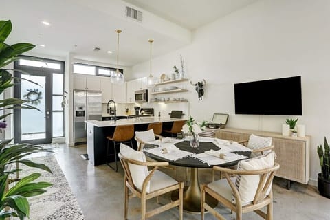 Dine in style at your Zilker Park stay. Vibrant decor, modern touches, and stunning Austin city views.