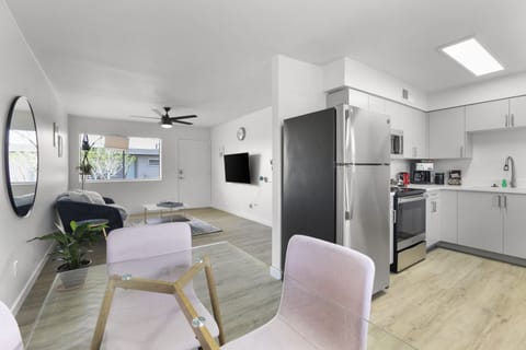 City Apartment | Private kitchen | Full-size fridge, microwave, oven, dishwasher