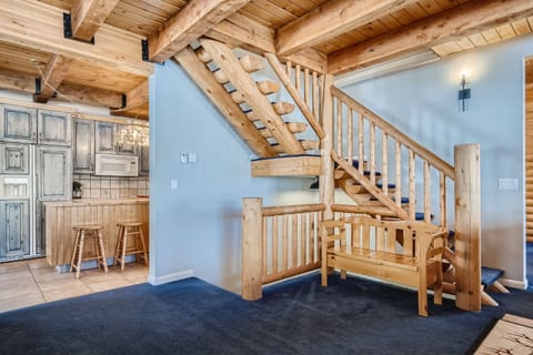 Discover our cabin's layout: a communal main floor with living area and kitchen, and serene bedrooms on the upper and lower floors. 