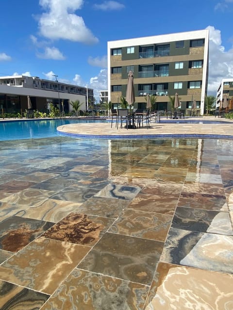 6 outdoor pools