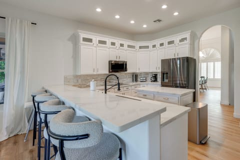 House (5 Bedrooms) | Interior