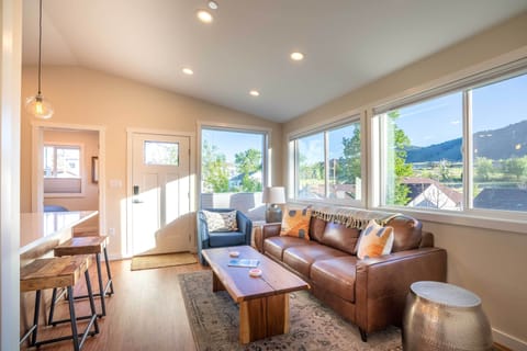 Cottage (2 Bedrooms) | Front of property