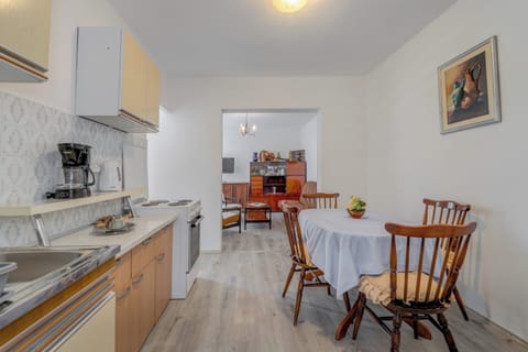 Fridge, oven, stovetop, electric kettle