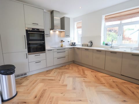 Cottage | Private kitchen | Fridge, dishwasher, electric kettle, toaster