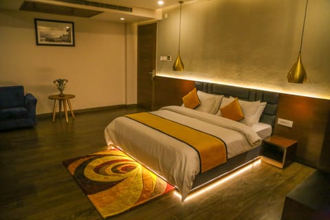 Suite | Minibar, desk, iron/ironing board, rollaway beds