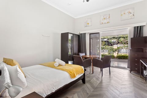 Relax and unwind in this cozy queen bed, featuring a comfortable bed and a tranquil atmosphere.