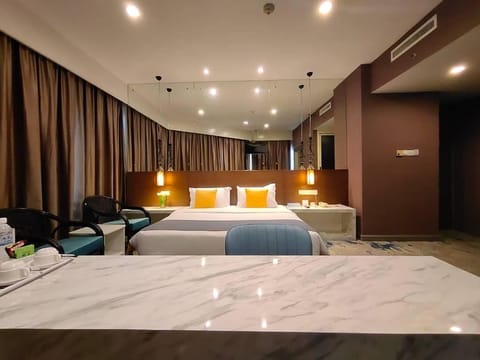 Deluxe King | Minibar, in-room safe, desk, laptop workspace