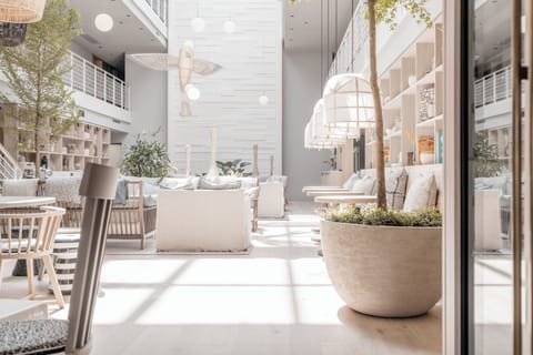 Lobby lounge