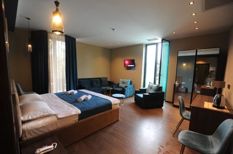 Luxury Room | Minibar, in-room safe, blackout drapes, iron/ironing board
