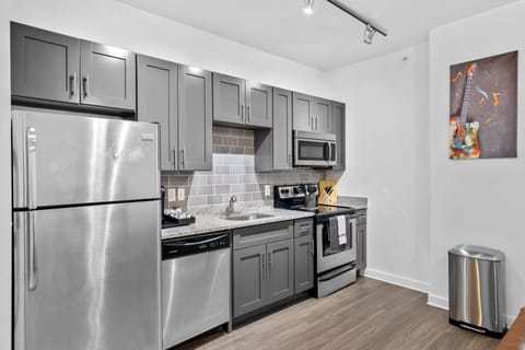 Apartment, 1 Bedroom (511) | Private kitchen | Fridge, microwave, oven, stovetop