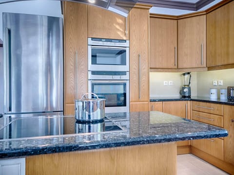 Family Villa | Private kitchen | Full-size fridge, microwave, oven, stovetop