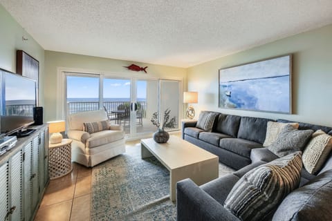 Living Area w/Gulf Front View