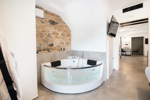 Comfort Suite | Jetted tub