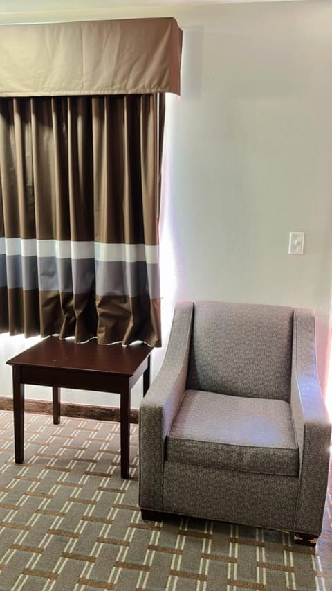 Basic Room, 1 King Bed | Desk, free WiFi, bed sheets