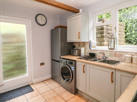 Cottage | Private kitchen | Fridge, electric kettle, toaster, cookware/dishes/utensils