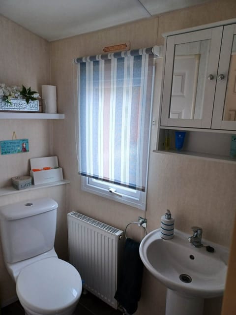 Chalet | Bathroom | Shower, hair dryer, towels