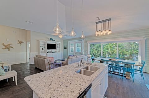 House, 4 Bedrooms | Dining