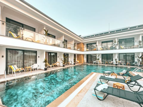 Outdoor pool, pool umbrellas, sun loungers