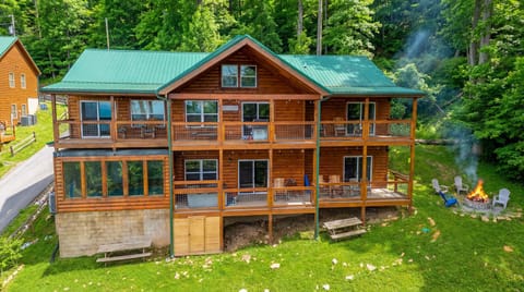 Surrounded by nature and set on its own private expanse, Skyview Serenity delivers the most breathtaking view of Pigeon Forge.
