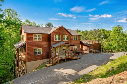 In this cabin, groups of up to 40 guests can enjoy mountain excellence with luxurious amenities and breathtaking Smoky Mountain views.