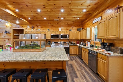 A kitchen built for big groups! With 2 stoves, 2 microwaves, and 2 fridges, there’s plenty of space to cook, share, and enjoy.