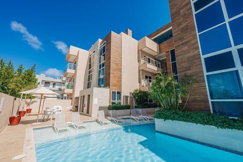 Pool area at Aracari Residences combines modern finishes with a calm and inviting atmosphere.