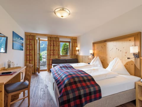 Quadruple Room, Balcony | Hypo-allergenic bedding, in-room safe, desk, blackout drapes