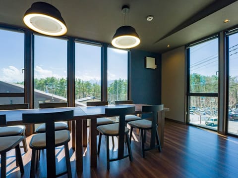 [Stylish 105] An open dining area where the entire wall is a window