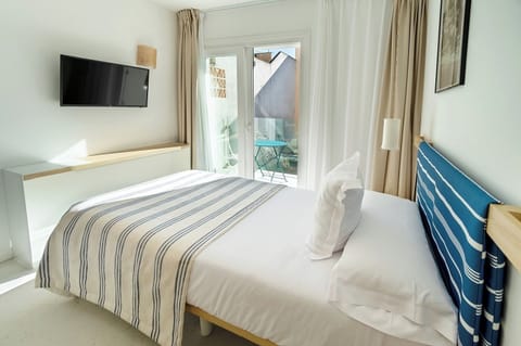 Basic Single Room | Minibar, in-room safe, desk, laptop workspace