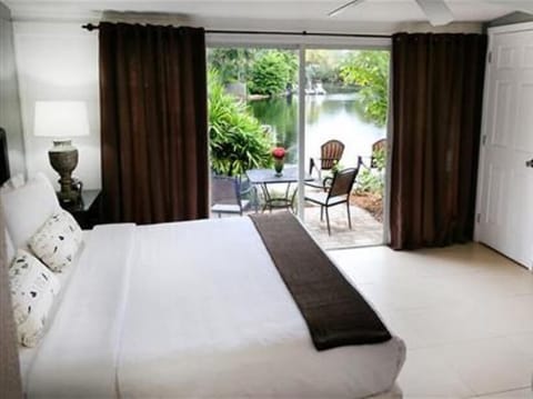 Premium bedding, down comforters, in-room safe, individually decorated