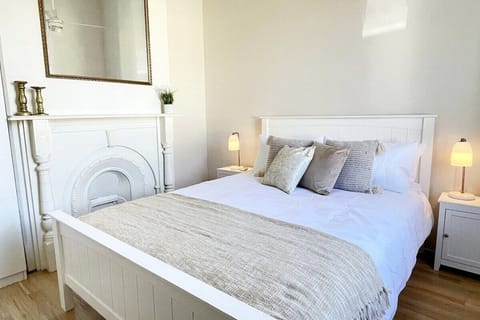 Main bedroom with comfortable Queen sized bed