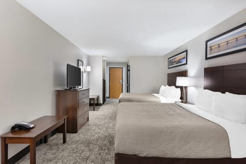 Room | Blackout drapes, iron/ironing board, free cribs/infant beds