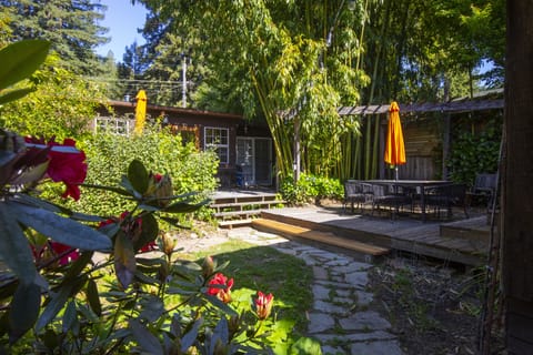 This country garden is made for unpretentious relaxation.