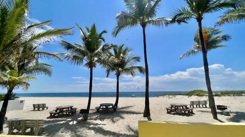 PRIVATE BEACH CLUB OFFERING PARKING,BBQ'S,SHOWERS & SANDY BEACH