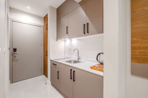 Superior Room with Sea View | Private kitchen | Mini-fridge, stovetop, electric kettle