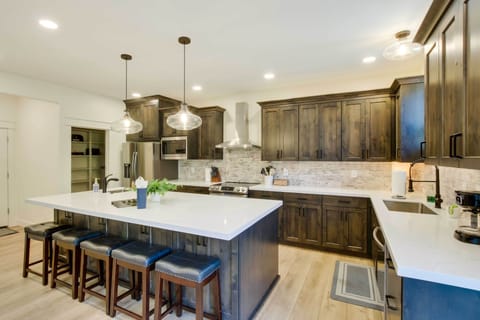 Garden City Vacation Rental | 6BR | 6BA | 3,100 Sq Ft | Steps Required