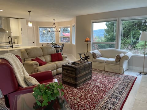 Leather recliners, beautiful carpets and special antiques.   Stunning views.