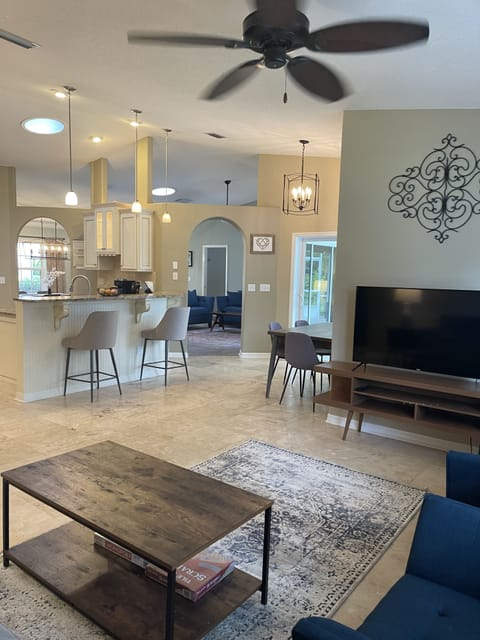 second sitting area with cable tv