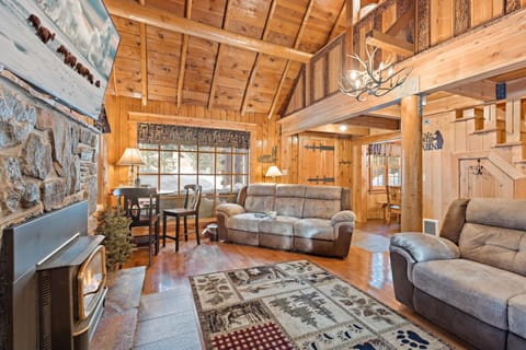 House (4 Bedrooms) | Living area